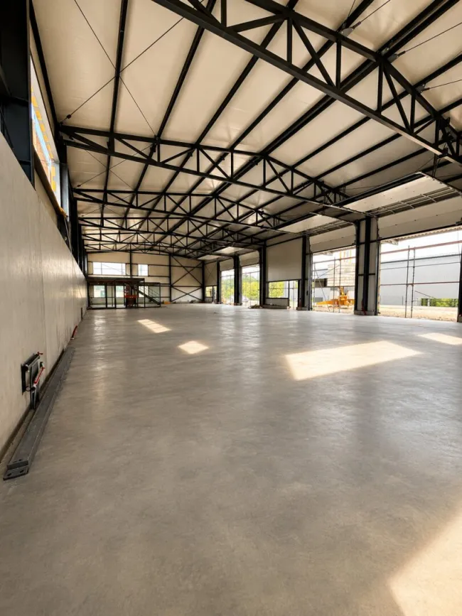 ZU MIETEN - Moderne Gewerbehalle mit Bürofläche – Neubau in Toplage von Thalheim - Bild