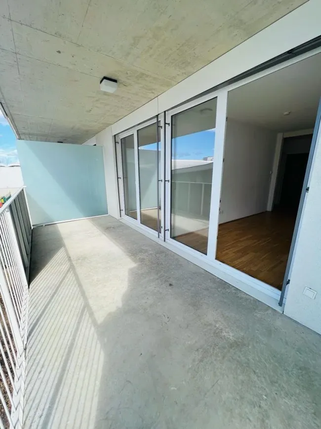 PROVISIONSFREIE 2 Zimmer-Balkonwohnung mit separater Küche nähe Stadion mit großer Terrasse und Parkplatz - Titelbild