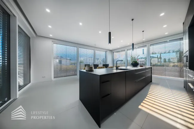 Exklusive Designvilla mit Firmensitz, 15-Meter-Pool & 271 m² Fahrzeuggarage - Bild
