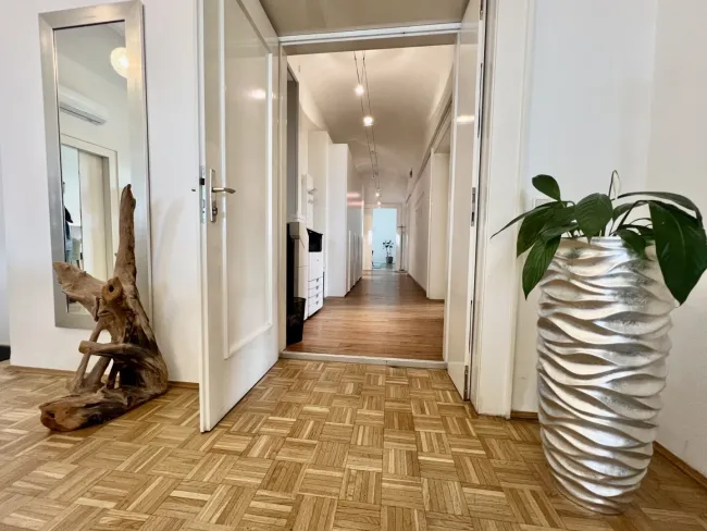 Stilvoller Altbau - Büro- bzw. Ordinationsräumlichkeiten Nähe "Kreuzbergl" zu vermieten - Titelbild