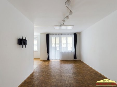 BERNDORF-SCHÖNE 3-ZIMMER WOHNUNG MIT BALKON & STELLPLATZ