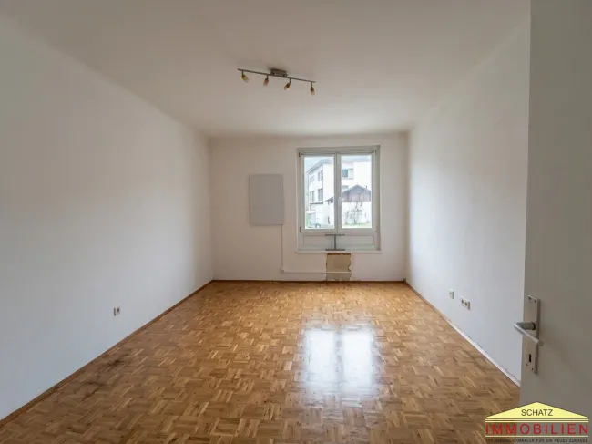 BERNDORF-SCHÖNE 3-ZIMMER WOHNUNG MIT BALKON & STELLPLATZ - Bild