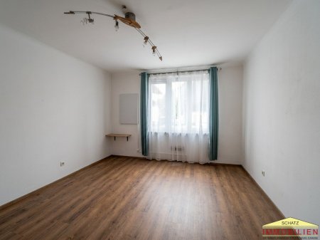 BERNDORF-SCHÖNE 3-ZIMMER WOHNUNG MIT BALKON & STELLPLATZ