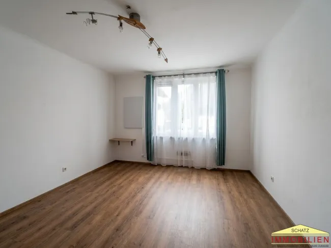 BERNDORF-SCHÖNE 3-ZIMMER WOHNUNG MIT BALKON & STELLPLATZ - Bild
