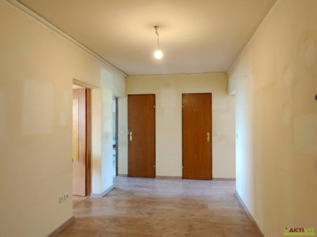 3-Zimmer-Wohnung mit Entwicklungspotenzial, Balkon und Garage in Zeltweg.