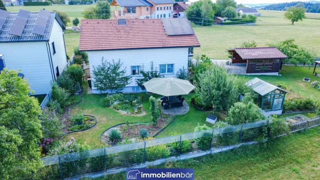 Idyllisches Einfamilienhaus mit weitläufigem Garten - Titelbild