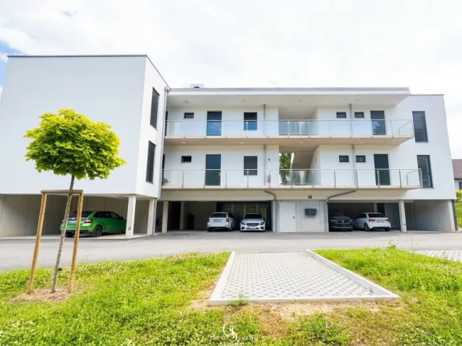 Wohnhaus mit Parkplätzen