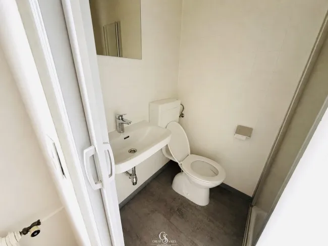 Bad mit Dusche & Toilette