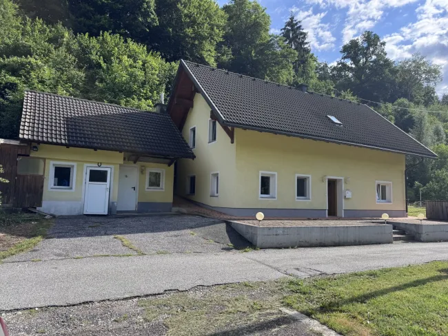Zweifamilienhaus mit Nebengebäude und großzügigem Garten nahe Dreiländereck ! - Titelbild