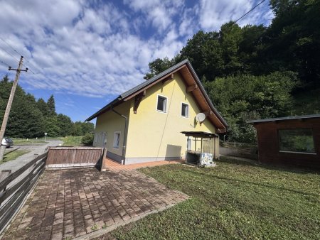Zweifamilienhaus mit Nebengebäude und großzügigem Garten nahe Dreiländereck !