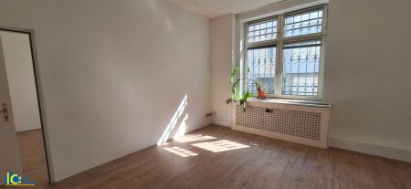 Freundlich, die Fenster sind vergittert