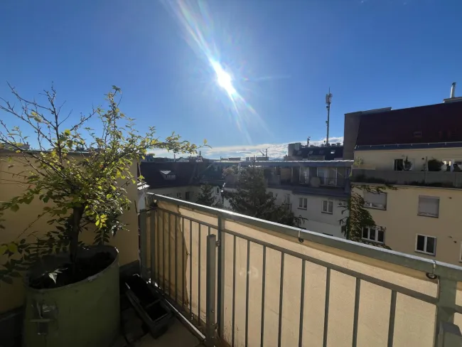 Anlegen oder selbst wohnen mitten in der Stadt! Dachgeschosswohnung mit 2 Terrassen im Trend-Bezirk Margareten in ruhiger Lage - Bild