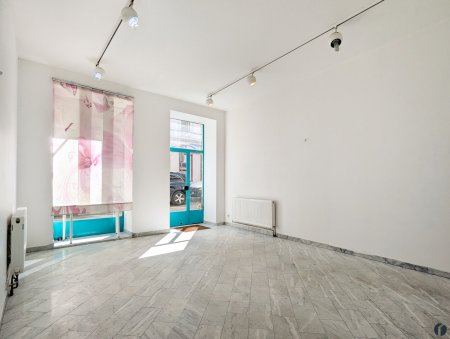 Straßenseitiger Eingang mit Auslage