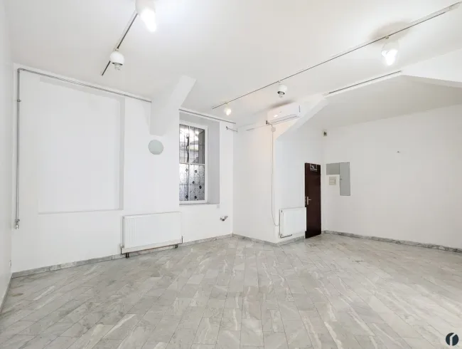 Hofseitiger Raum mit 2 Fensteroptionen