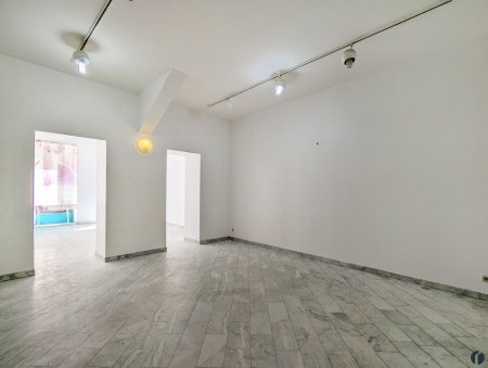 Hofseitiger Raum mit Durchgang zum Verkaufsraum