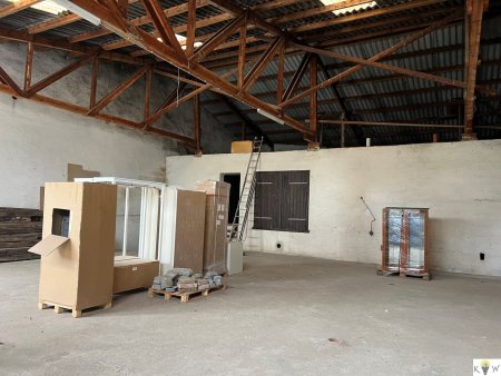 Lagerhalle mit 2 großen Einfahrtstoren zu mieten!