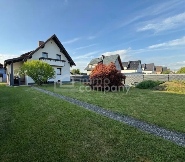 Modernisiertes Einfamilienhaus mit viel Platz und Privatsphäre - Bild