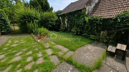 Renovierungsbedürftiges Haus mit zwei Wohneinheiten und viel Lagerfläche zu verkaufen!