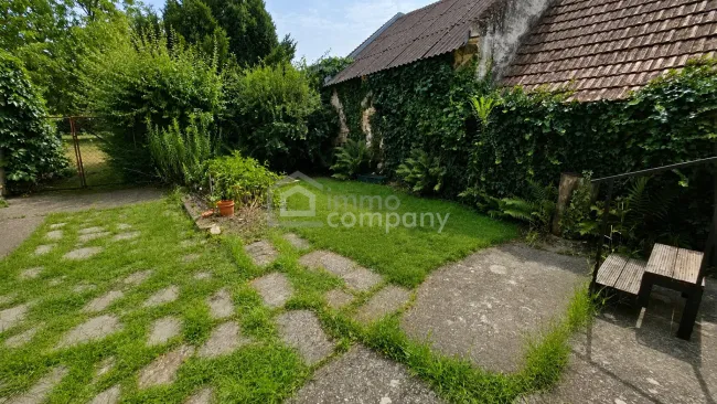 Renovierungsbedürftiges Haus mit zwei Wohneinheiten und viel Lagerfläche zu verkaufen! - Bild