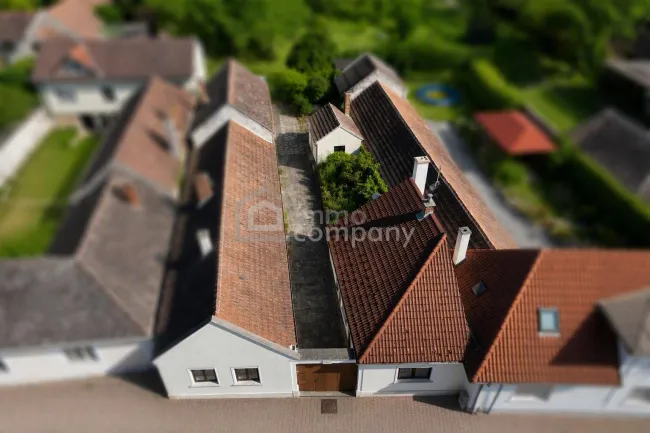 Renovierungsbedürftiges Haus mit zwei Wohneinheiten und viel Lagerfläche zu verkaufen! - Titelbild