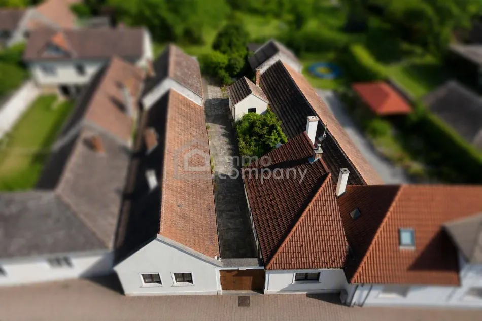 Renovierungsbedürftiges Haus mit zwei Wohneinheiten und viel Lagerfläche zu verkaufen! - Titelbild
