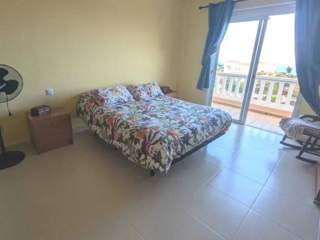 Modernes Reihenhaus mit eigenem Pool und toller Aussicht - Bild