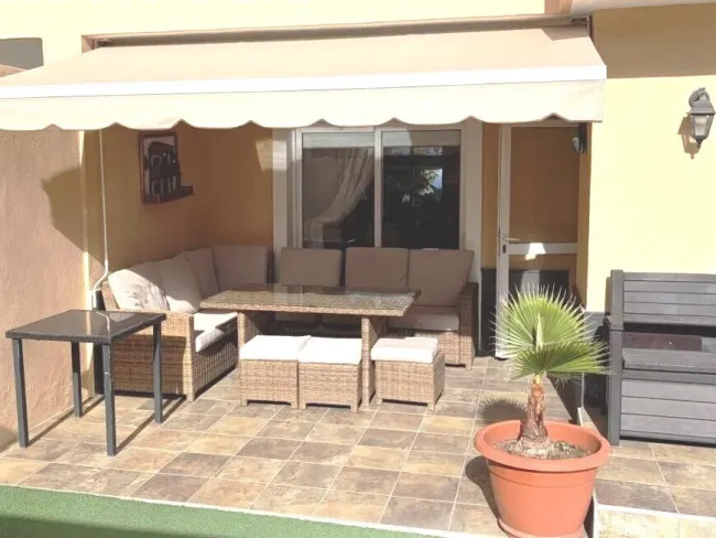 Modernes Reihenhaus mit eigenem Pool und toller Aussicht - Titelbild