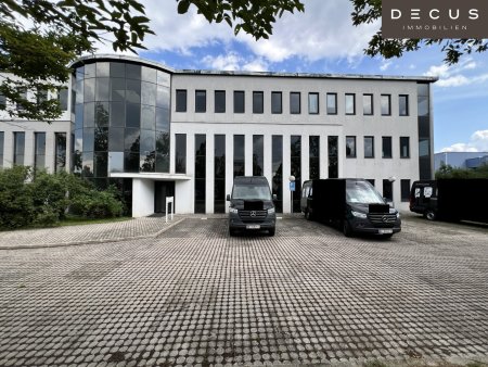 Außenansicht Haupteingang inkl. Parkplätzen vor dem Gebäude