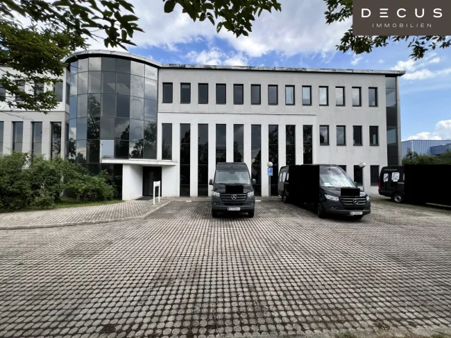 Gruppen- oder Großraumbüro mit Mustermöblierung
