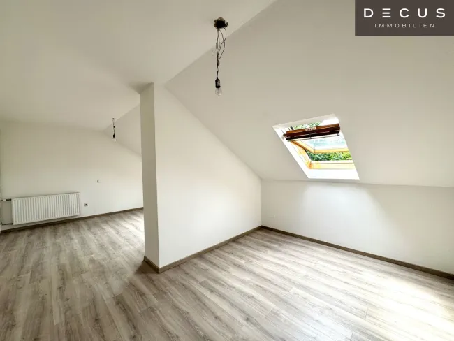| CHARMANTE DACHGESCHOSSWOHNUNG | HELL & ZENTRAL | 4. OG | IDEAL FÜR SINGLES & STUDENTEN | TOP LAGE | NÄHE UNI - Bild