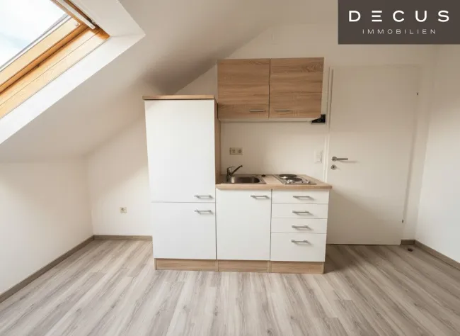 | CHARMANTE DACHGESCHOSSWOHNUNG | HELL & ZENTRAL | 4. OG | IDEAL FÜR SINGLES & STUDENTEN | TOP LAGE | NÄHE UNI - Titelbild