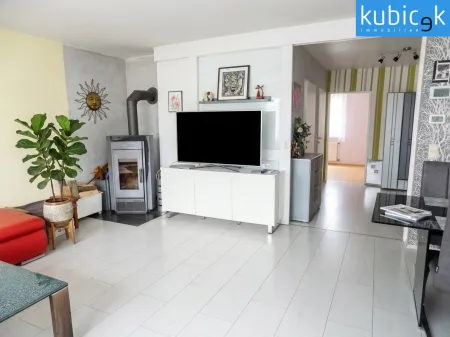 Wohnzimmer mit Kamin