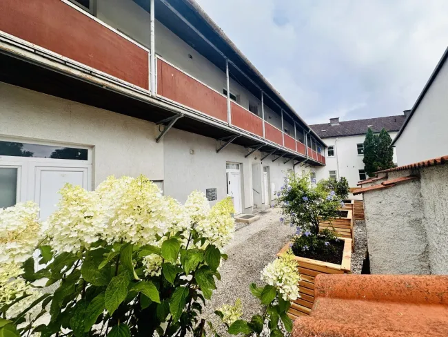 RENDITE - vermietete Eigentumswohnung mit allgemeinen Balkon und eigenen Parkplatz gelangt in 2630 Ternitz zum Verkauf! - Titelbild