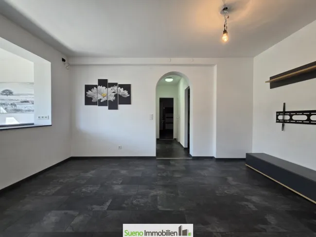 Blick von der Küche in den Wohnraum