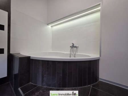 Badewanne mit indirekter Beleuchtung