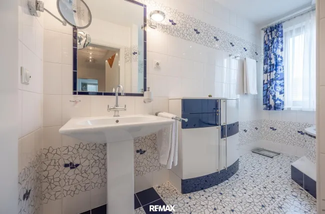 Badezimmer mit Dusche & Eckbadewanne
