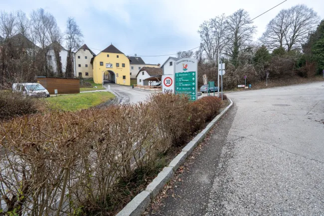Bestandsfreies Mehrparteienhaus mit 5 Wohnungen + 1 Geschäftslokal in Toplage von Obernberg am Inn zu kaufen! - Bild
