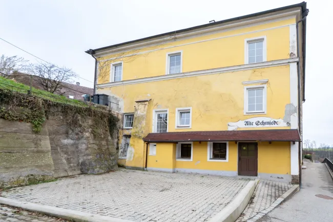 Bestandsfreies Mehrparteienhaus mit 5 Wohnungen + 1 Geschäftslokal in Toplage von Obernberg am Inn zu kaufen! - Titelbild