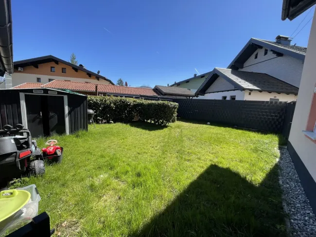 Zwischen Seenähe und Lebensqualität – 4 Zimmer Wohnung mit Balkon und Garten in Henndorf am Wallersee! - Titelbild