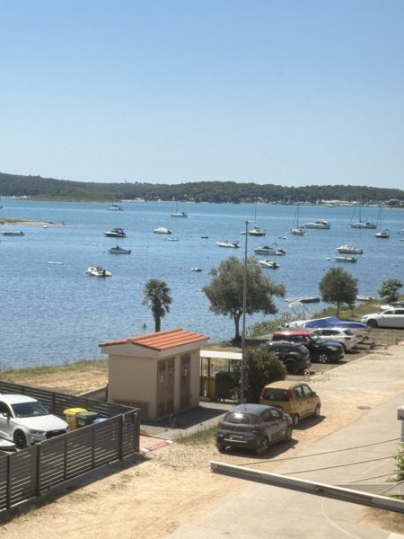 70 Meter vom Meer entfernt! Traumhafte 3-Zi-Ferienwohnung mit Meerblick in Medulin, Balkon, Stellplatz, Klimaanlage!