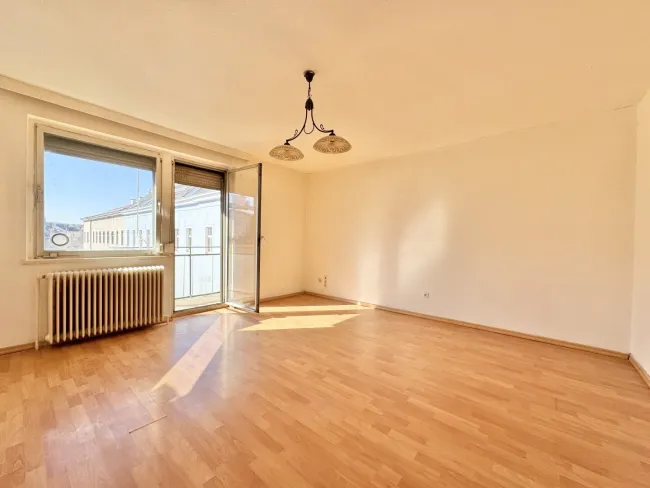 FREIER MIETZINS - SMARTE 1 ZIMMER + BALKON NAHE MEIDLINGER MARKT + U6 - Titelbild