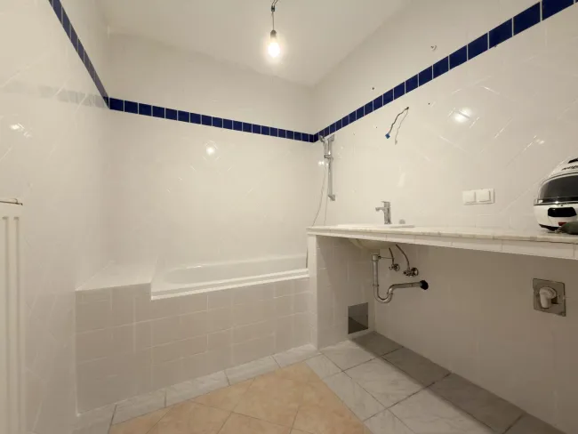 Badezimmer mit Wanne und WM-Anschluss