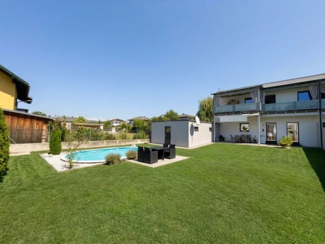 3-Zimmer-Wohnung mit Outdoor-Paradies - Terrasse, Garten und Pool! - Titelbild