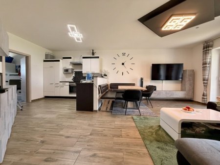 3-Zimmer-Wohnung mit Outdoor-Paradies - Terrasse, Garten und Pool!