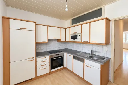 Moderne 4-Zi.-Wohnung mit Balkon in Neuzeug – neuwertig, 90m², 1. Etage!