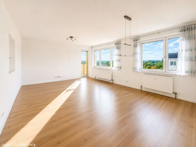 RAUM - LICHT - LEBEN! Große 4-Zimmer Wohnung mit Balkon in Laxenburg – gepflegt, sonnig, top Ausstattung! - Titelbild