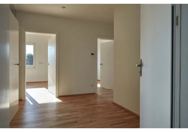 Erstbezug - gut aufgeteilte 3-Zimmer-Wohnung mit gemütlichen Eigengarten - Bild