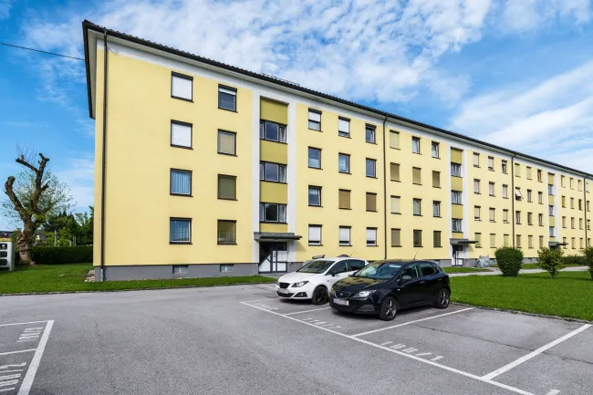 Hauseingang und Parkplatz