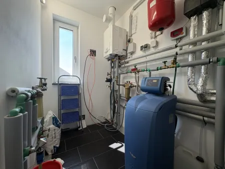 Technikraum (FBH, Gas-Zentral, WW-Boiler, Entkalkungsanlage)