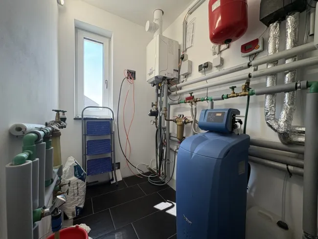 Technikraum (FBH, Gas-Zentral, WW-Boiler, Entkalkungsanlage)